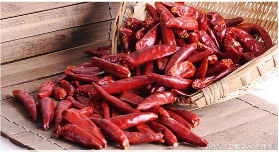 阴雨连绵家里衣物总发霉,多亏老阿姨支招!不花一分钱潮气全消失