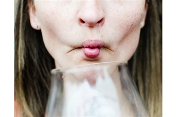 别人问为什么戒酒怎么回答呢,别人问我为什么戒酒高情商回复