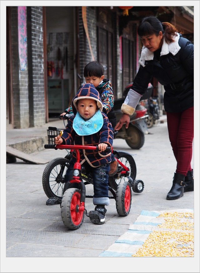 姑娘们个个都会做绣球，谁要是当这里的女婿可有福气了