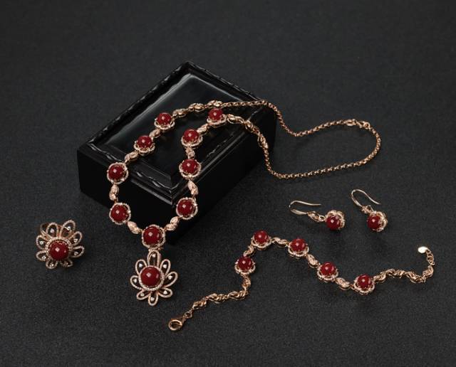 红珊瑚项链有什么作用,戴珊瑚项链的正确方法