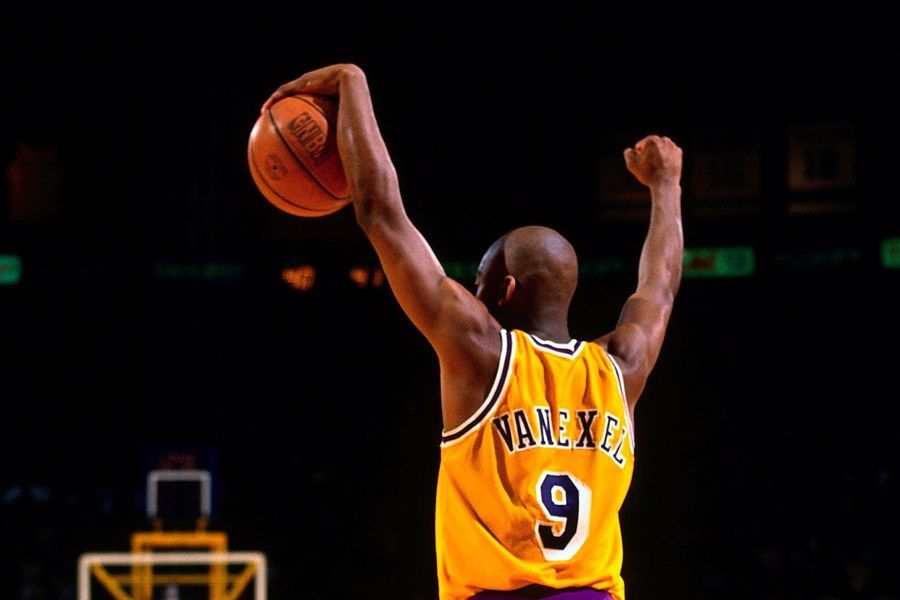 那些年科比单挑詹姆斯,回顾那些年科比的黑肘