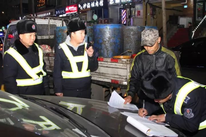 泔水猪、地沟油都跟这有关！哈市多部门联合执法夜查“泔水车”｜早安，哈尔滨！