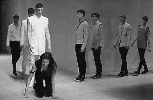 奚梦瑶摔倒后腿如何了,奚梦瑶受伤片段