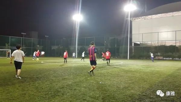 绿茵场上激情碰撞音乐,绿茵赛场足球