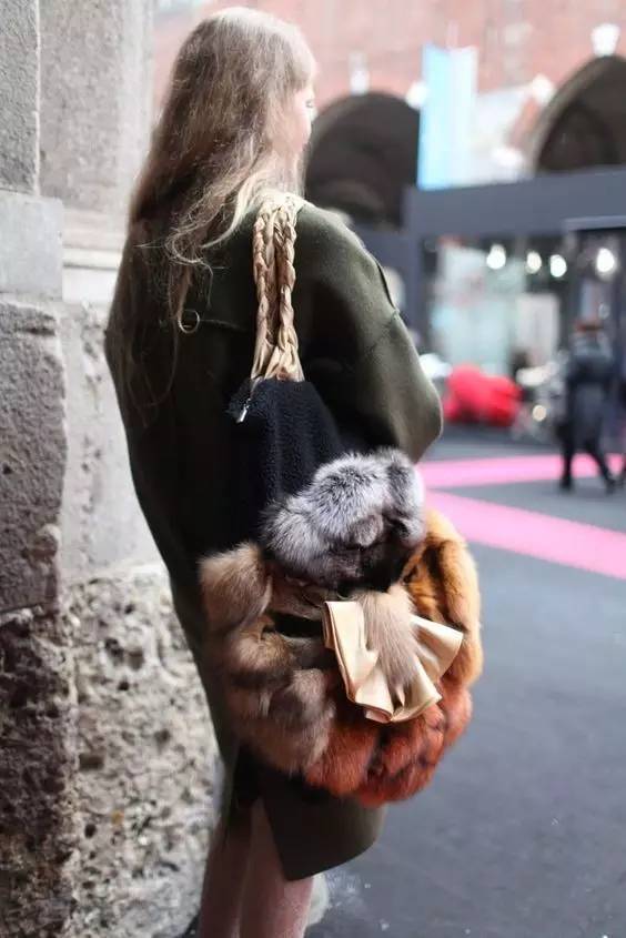 冬天的包包没点毛还能叫时髦?