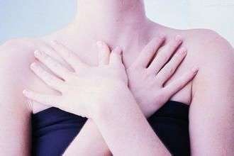 每次来姨妈前胸痛要去检查吗,随着经期变化的胸痛需要治疗吗