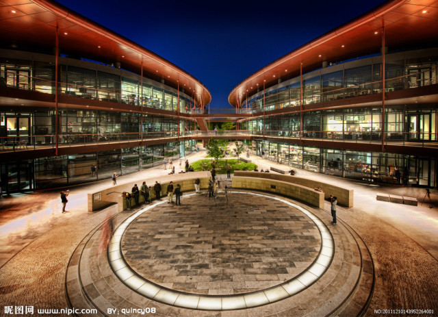 逛街购物的人少了,现在逛街的人越来越少了