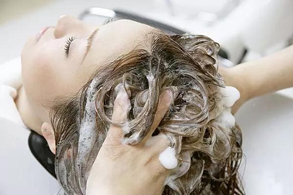 头发烫了两次很糙,我的头发烫焦了怎么办