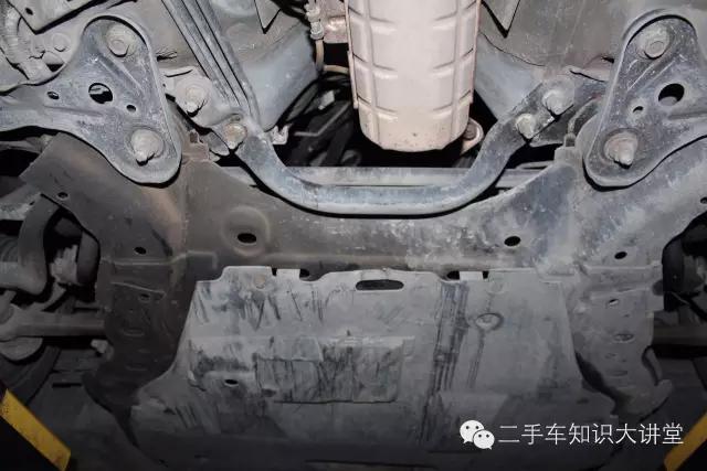 这台二手车换过悬挂、刮过底盘,但把车吊起来后,评估师惊呆了!