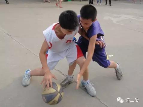 家长反对孩子踢足球怎么办,为啥小孩踢足球长不高