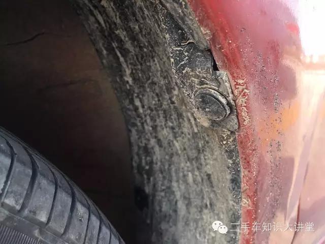 惊悚！租车旅行，竟然租到事故车，居然连机舱、底盘都撞过！