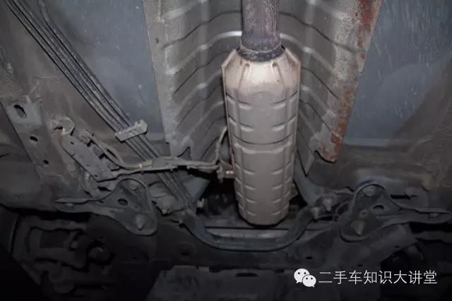 这台二手车换过悬挂、刮过底盘,但把车吊起来后,评估师惊呆了!