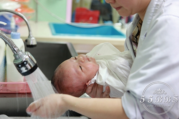 婴儿如何洗澡不着凉,小婴儿如何洗澡