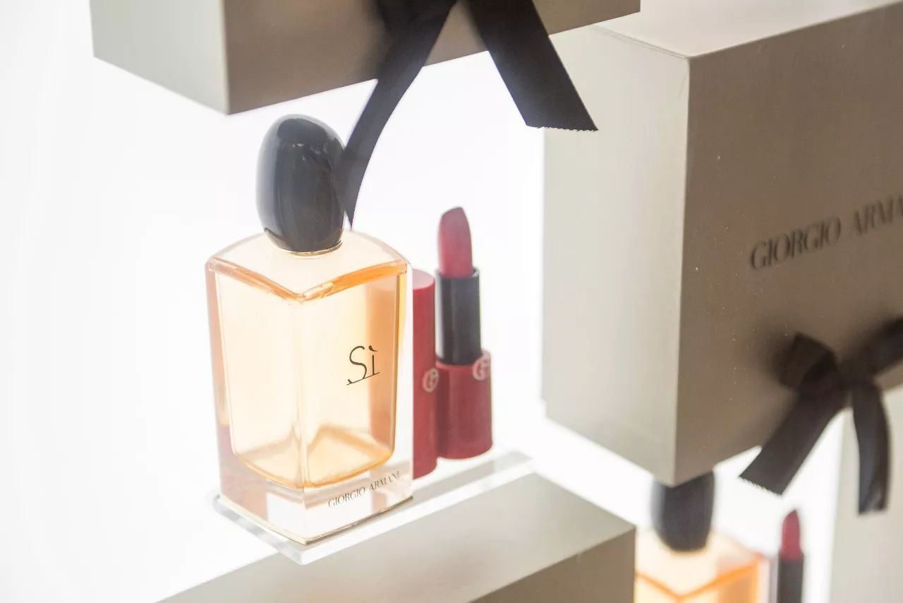 十二月属于“阿玛尼之红”