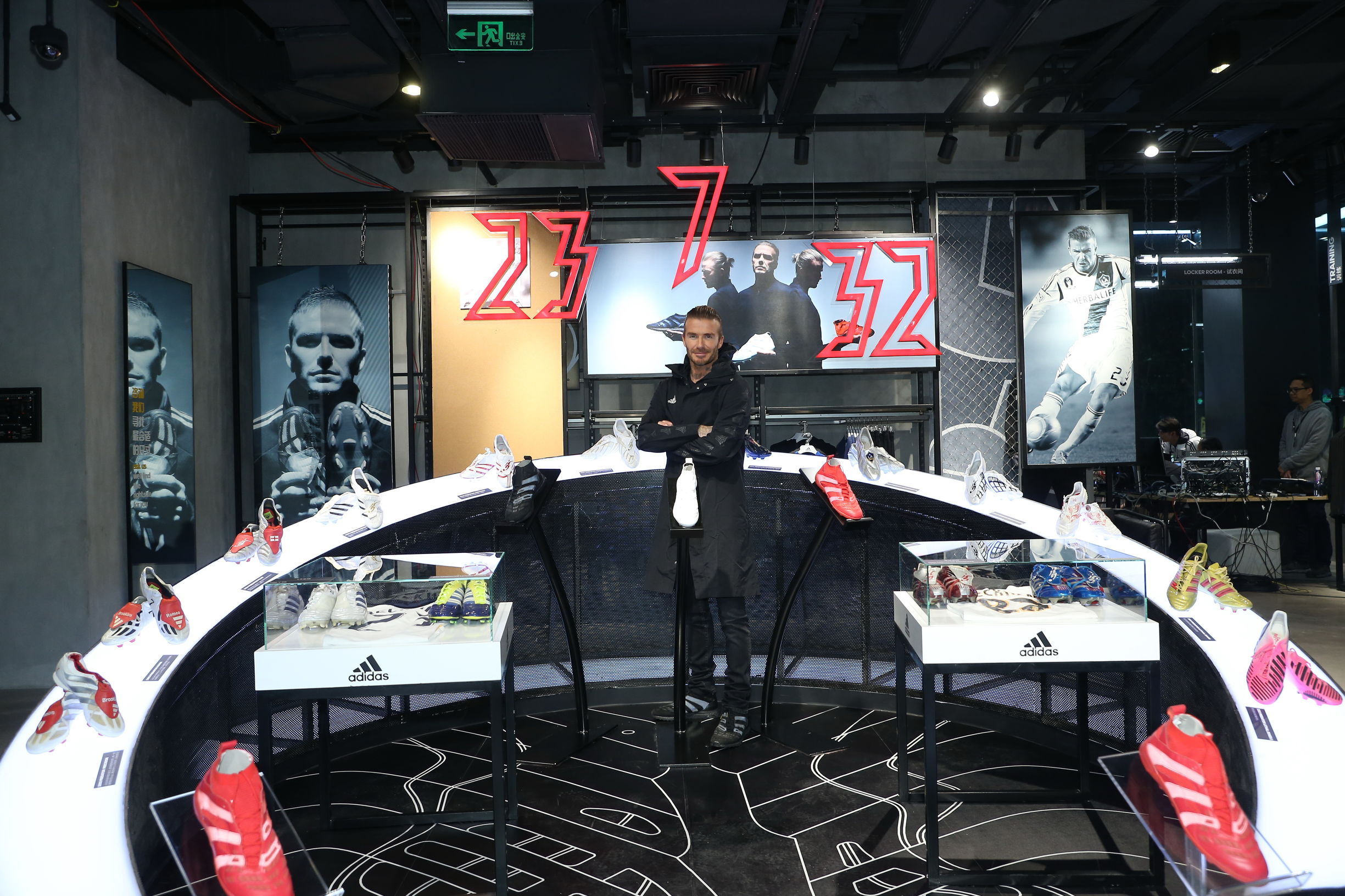 贝克汉姆香港出席活动,贝克汉姆阿迪达斯穿搭