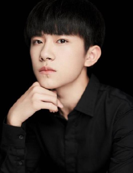 易烊千玺嘴唇下的两个疙瘩是什么,易烊千玺嘴唇下面两个疙瘩