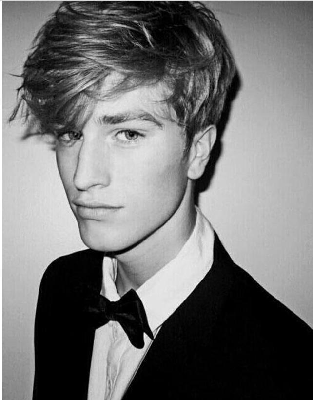 易烊千玺嘴唇下的两个疙瘩是什么,易烊千玺嘴唇下面两个疙瘩