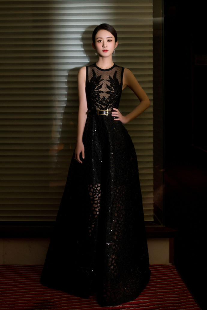 赵丽颖注重保暖,赵丽颖大热天拍戏穿羽绒服