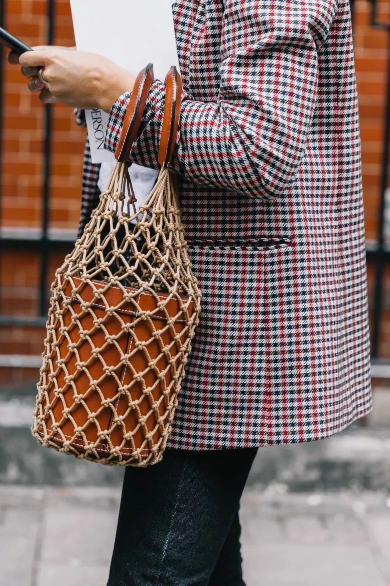 曾经大人们装零钱的小拎包、买菜的渔网兜，如今我们都快买不起了