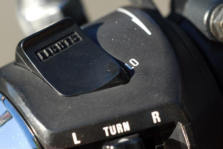 摩托车上的英文字母代表什么,摩托车上的各种符号代表什么意思