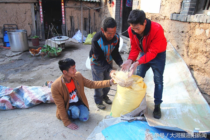 洛阳这个小伙跪地爬行26年：双手布满老茧，两天磨破一条裤子！