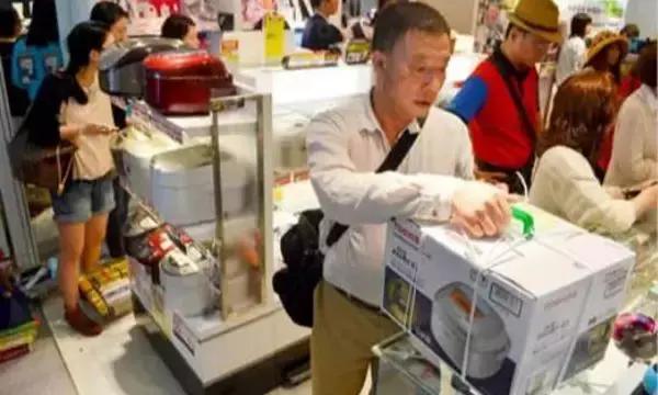 实拍中国人去日本“血拼”画面