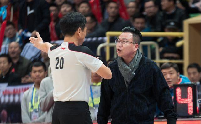 佩服！CBA最具争议和年轻的总经理把鱼腩球队带成本季大黑马