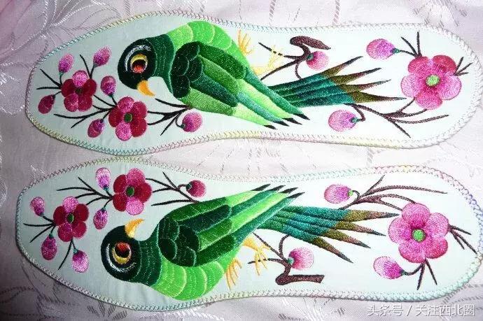 农村女人手工绣花鞋垫,农村妇女做鞋垫图片