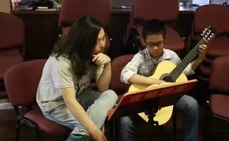 想学吉他必须要会曲谱吗,想学吉他就必须得会唱歌吗