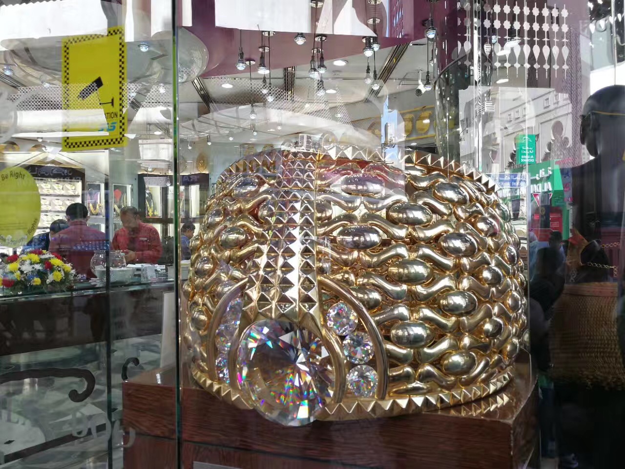 迪拜土豪有多奢侈,迪拜金子最多的土豪