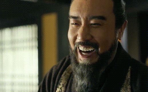 少年曹操跳出来突然指着卡在荆棘丛的袁绍大喊淫贼在此