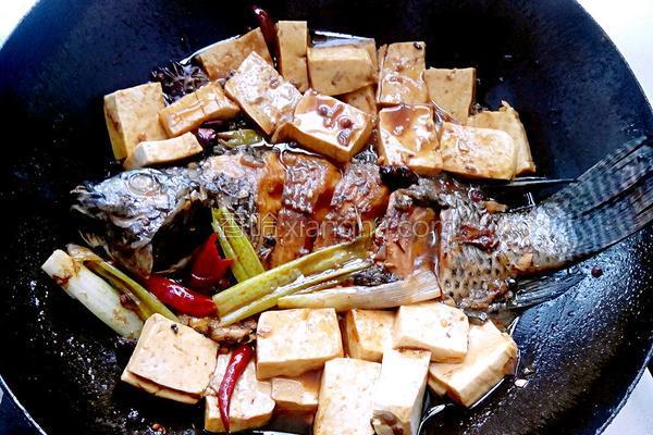 懒人版炖鱼营养又美味,入味好吃不腥的炖鱼