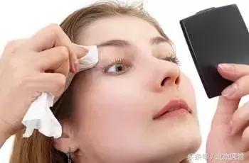 有效消除眼部浮肿的简单护理方法,如何化妆消除肿泡眼