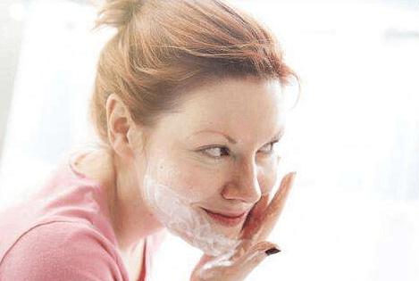 脸上有红血丝用凉水还是温水好,脸上有红血丝可以用湿毛巾捂脸吗