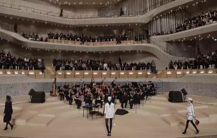 集装箱、手风琴、救生圈，还有什么是香奈儿不能做成手袋的吗？