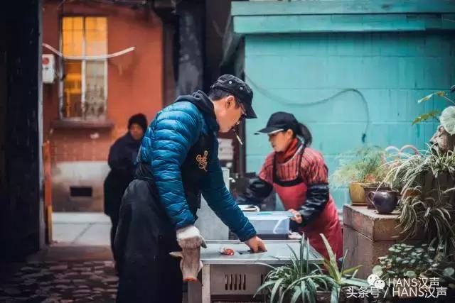 这家汉口深巷咖啡馆里的抄手摊，文青云集，肠粉只卖7元