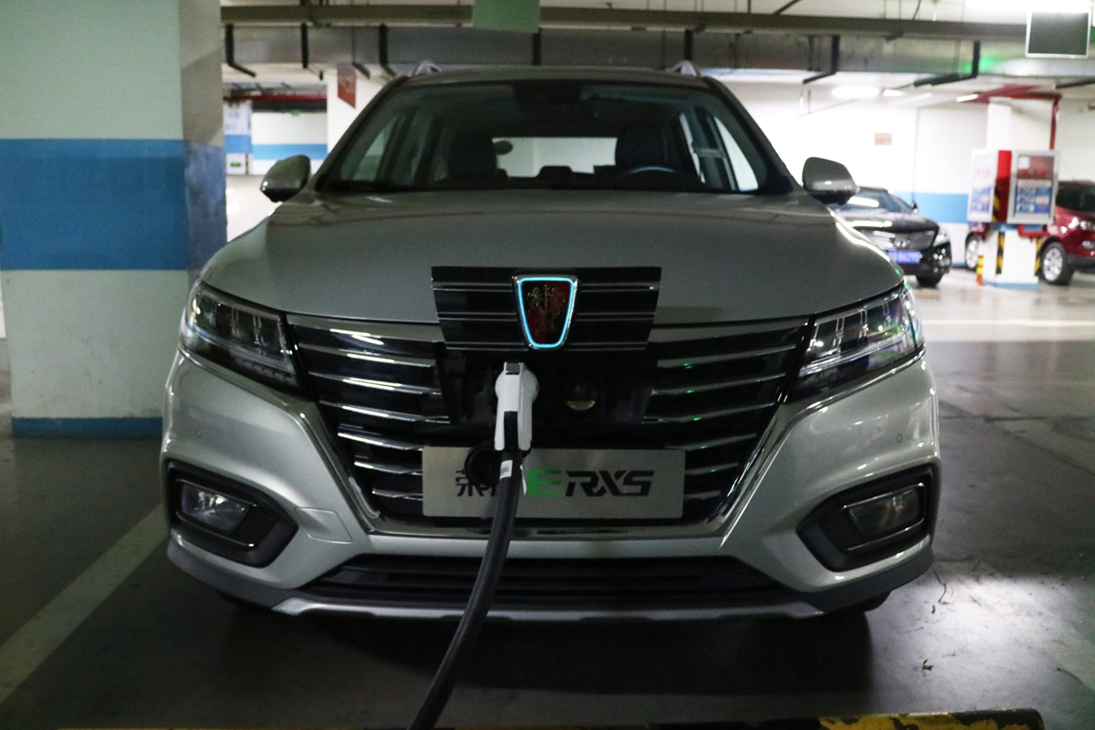 盘点雪天路滑摔倒爆笑场面,自驾游雪地上遇到突发事件