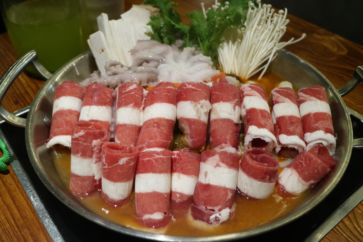 盘点雪天路滑摔倒爆笑场面,自驾游雪地上遇到突发事件