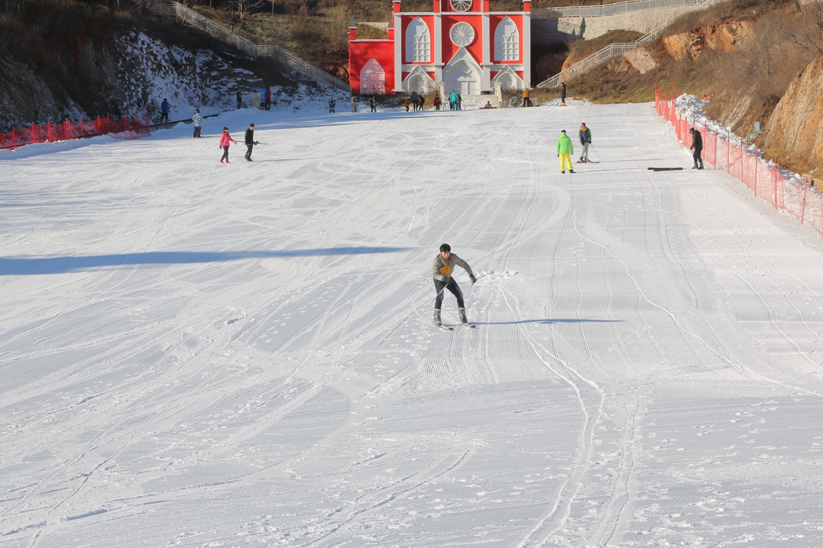 盘点雪天路滑摔倒爆笑场面,自驾游雪地上遇到突发事件