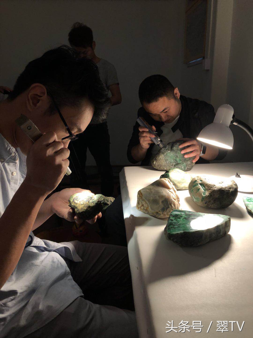 缅甸曼德勒角湾翡翠市场原石收购,缅甸角湾翡翠交易市场