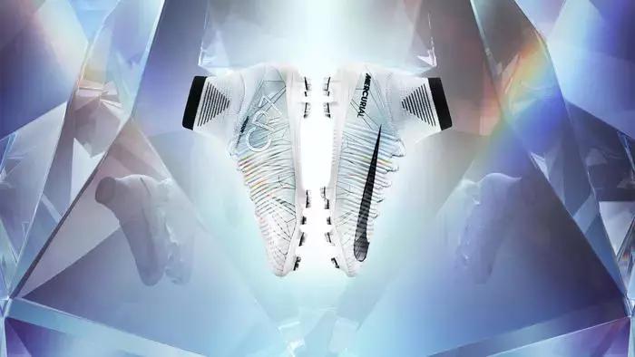 c罗和梅西的共创球鞋,c罗第五个金球奖在哪个队拿的