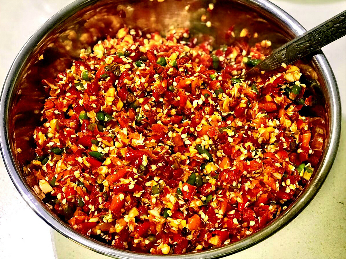 美女辣妈下班回家，实力教“剁辣椒”