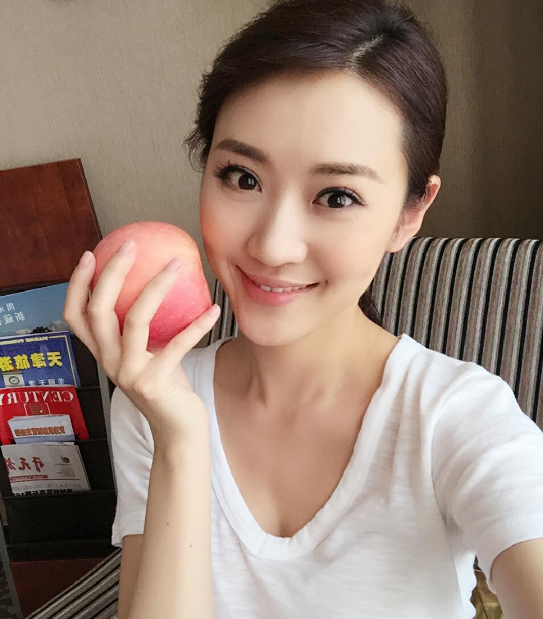 女足球主持,足球女主持人最好看的是哪个