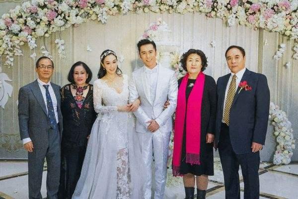 明星婚礼拍全家福,刘诗诗妈妈气质出众,胡可沙溢妈妈最朴素!