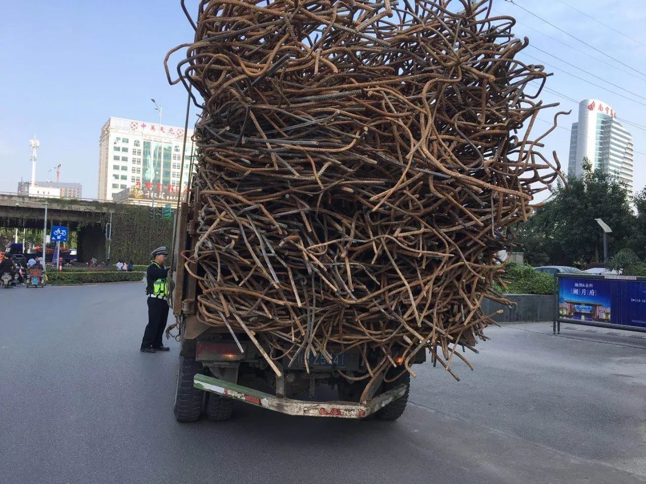 这些马路上的定时*弹炸**,99%的过路司机都怕它,在路上离它越远越好!