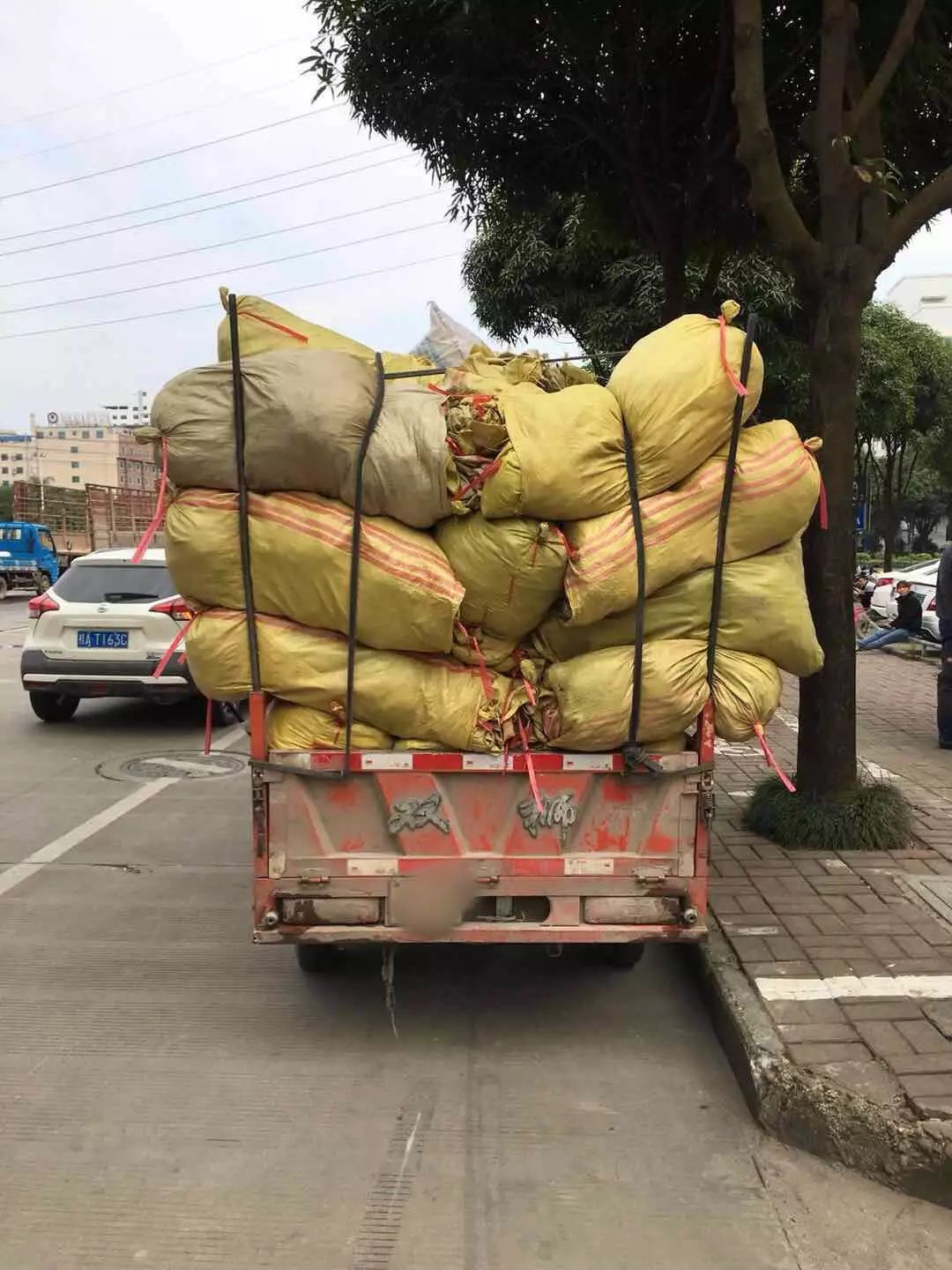 这些马路上的定时*弹炸**，99%的过路司机都怕它，在路上离它越远越好！