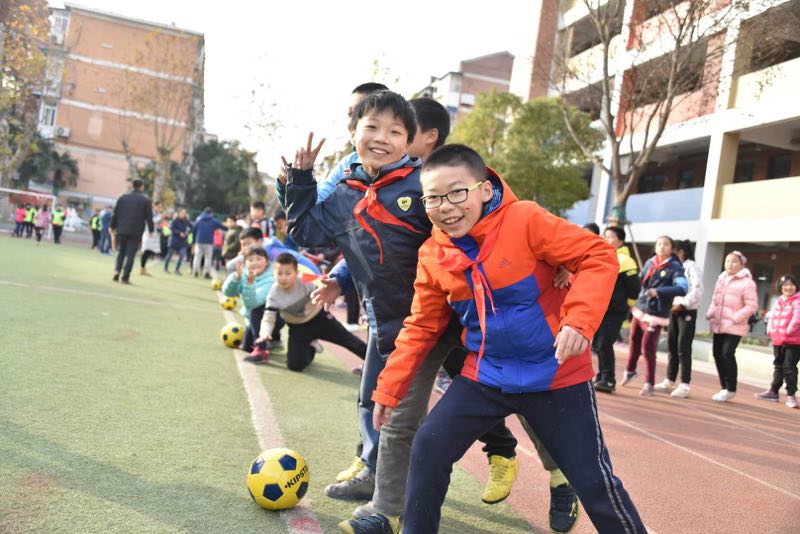 南京瑞金路小学足球操比赛视频,中国南京鼓楼小学生足球大会