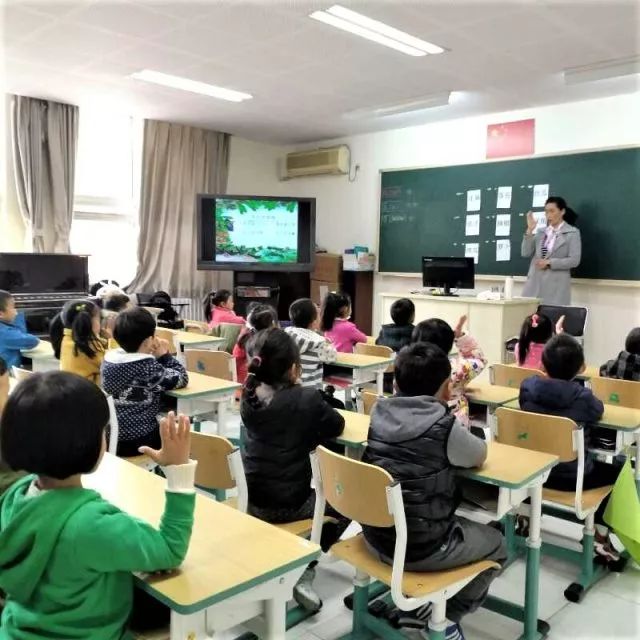 听，小花朵们走进秋天的声音——记我校学前部开展“多彩的秋天”主题开放活动