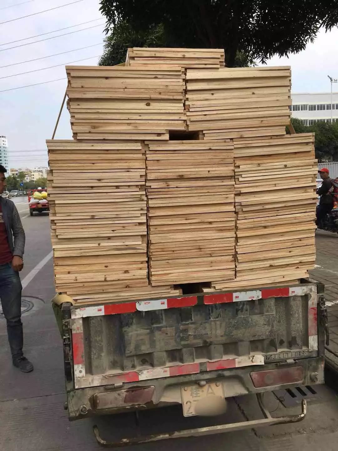 这些马路上的定时*弹炸**，99%的过路司机都怕它，在路上离它越远越好！