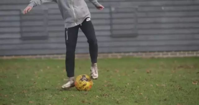足球4人球感训练方法,新手怎么快速提高足球球感